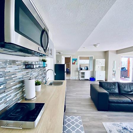 Private, Spacious, & Bright Home YYC Eksteriør billede