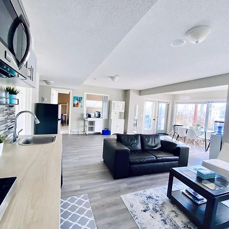 Private, Spacious, & Bright Home YYC Eksteriør billede