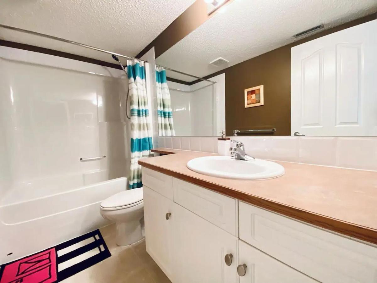 Private, Spacious, & Bright Home YYC Eksteriør billede