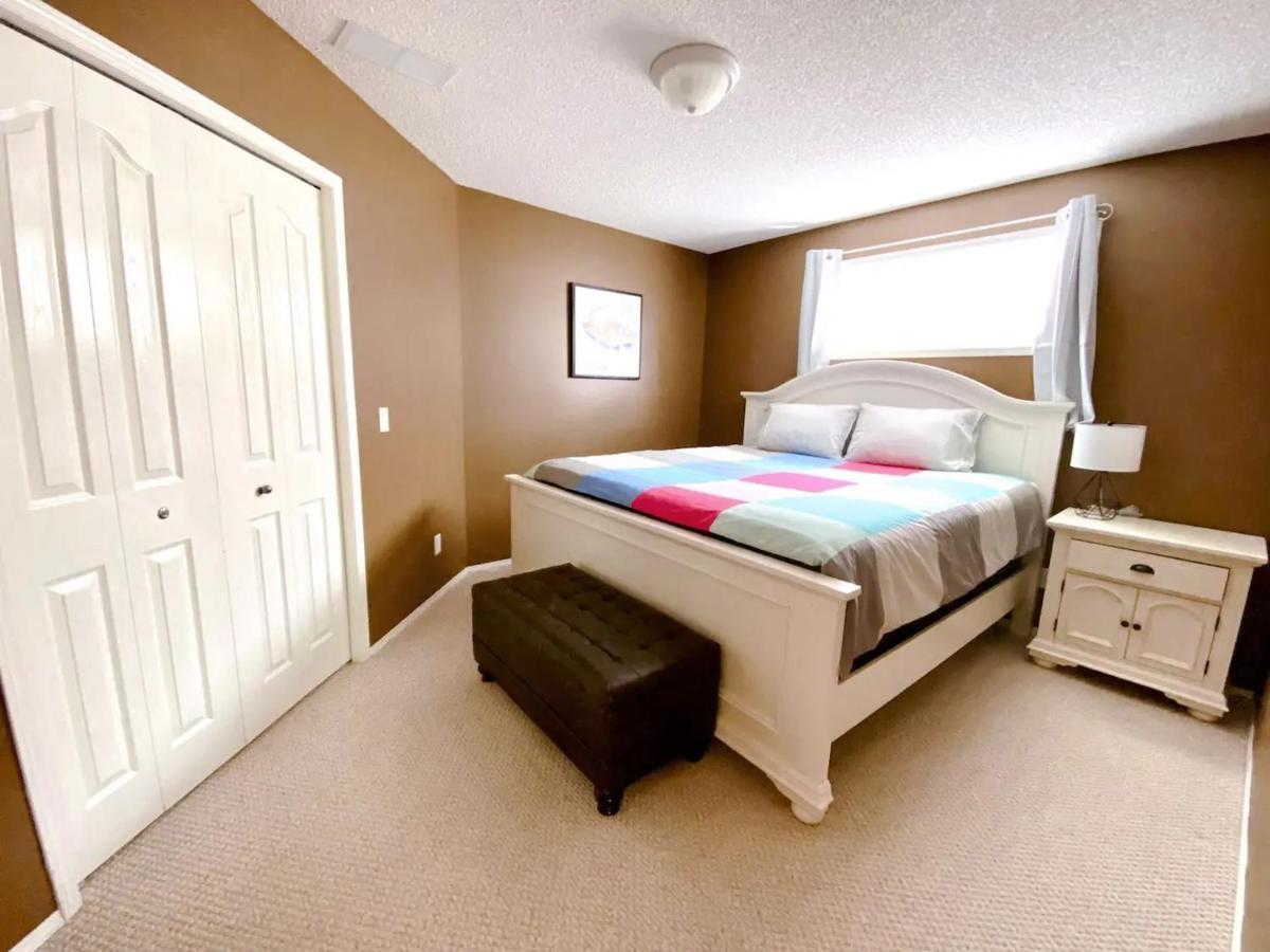 Private, Spacious, & Bright Home YYC Eksteriør billede