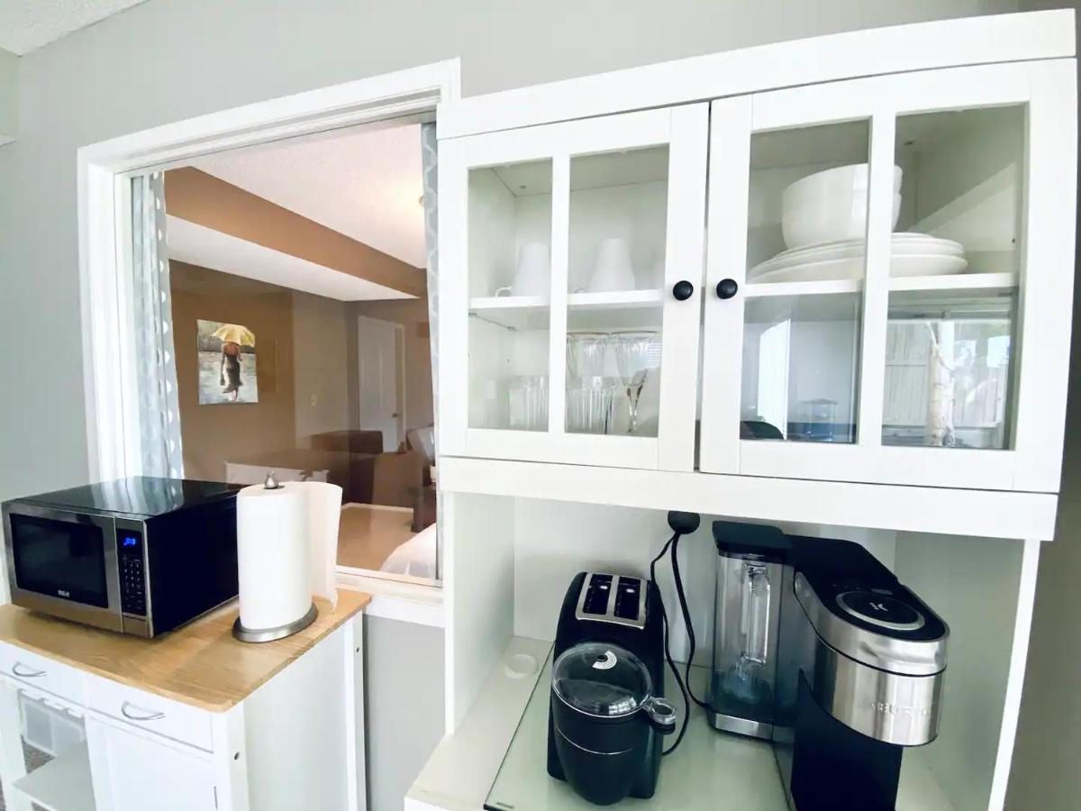 Private, Spacious, & Bright Home YYC Eksteriør billede