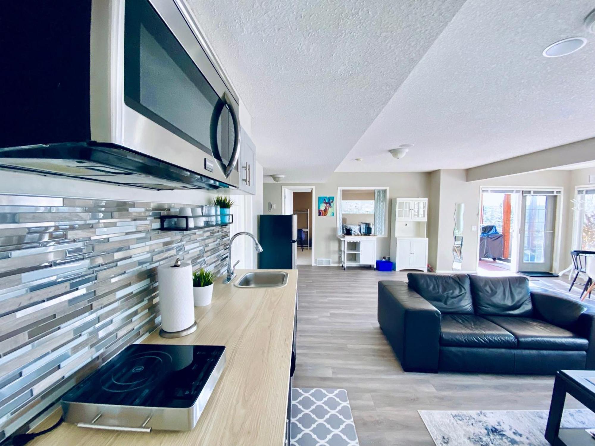 Private, Spacious, & Bright Home YYC Eksteriør billede