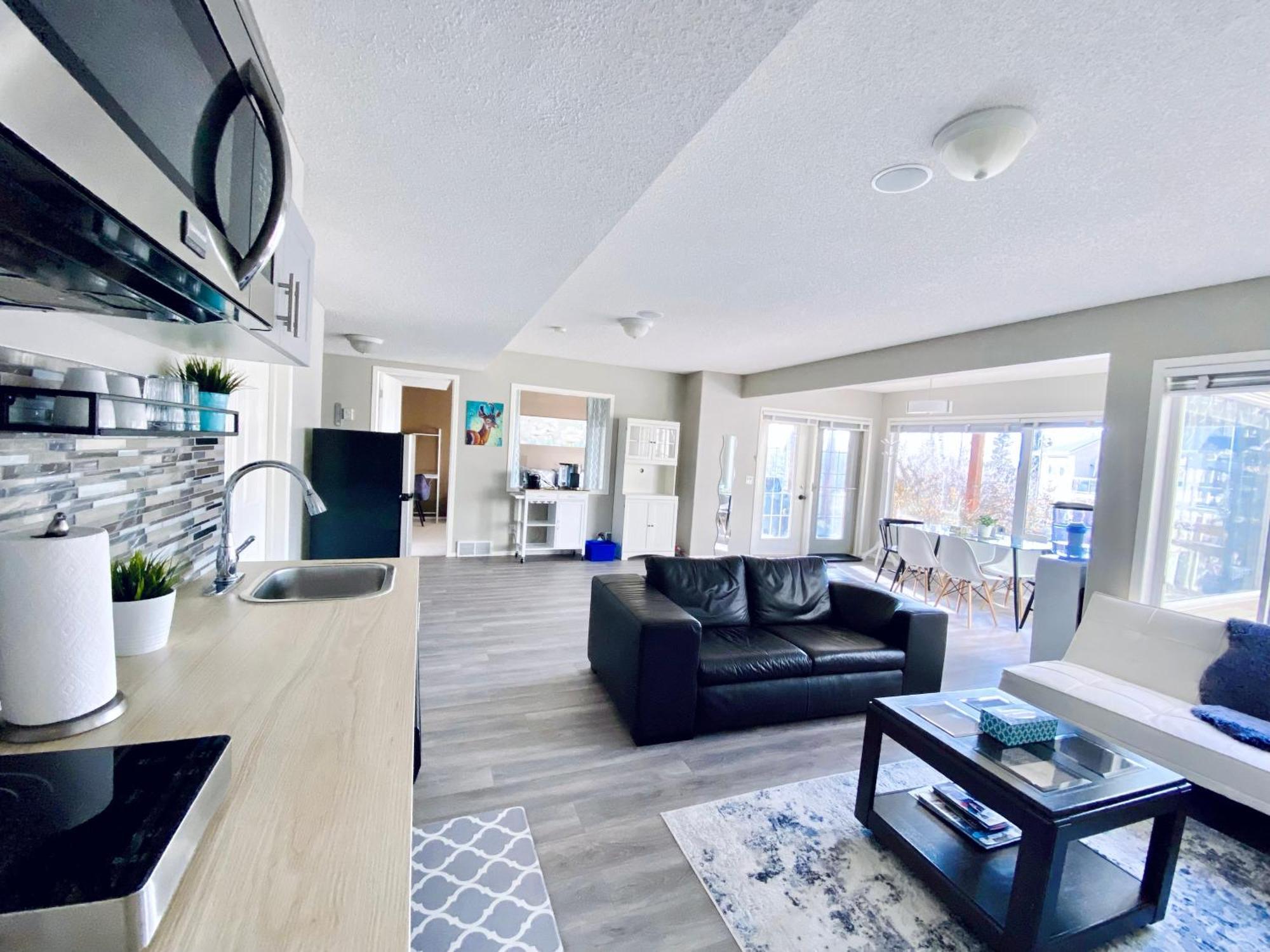 Private, Spacious, & Bright Home YYC Eksteriør billede